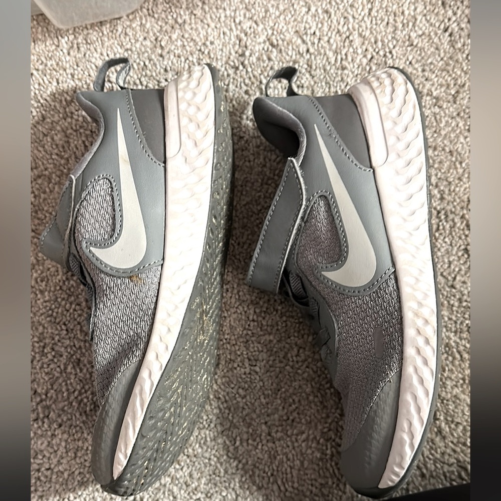 GUC Nike Gray And White Boys Tennis Shoes Size Kids 13 Retail $85
